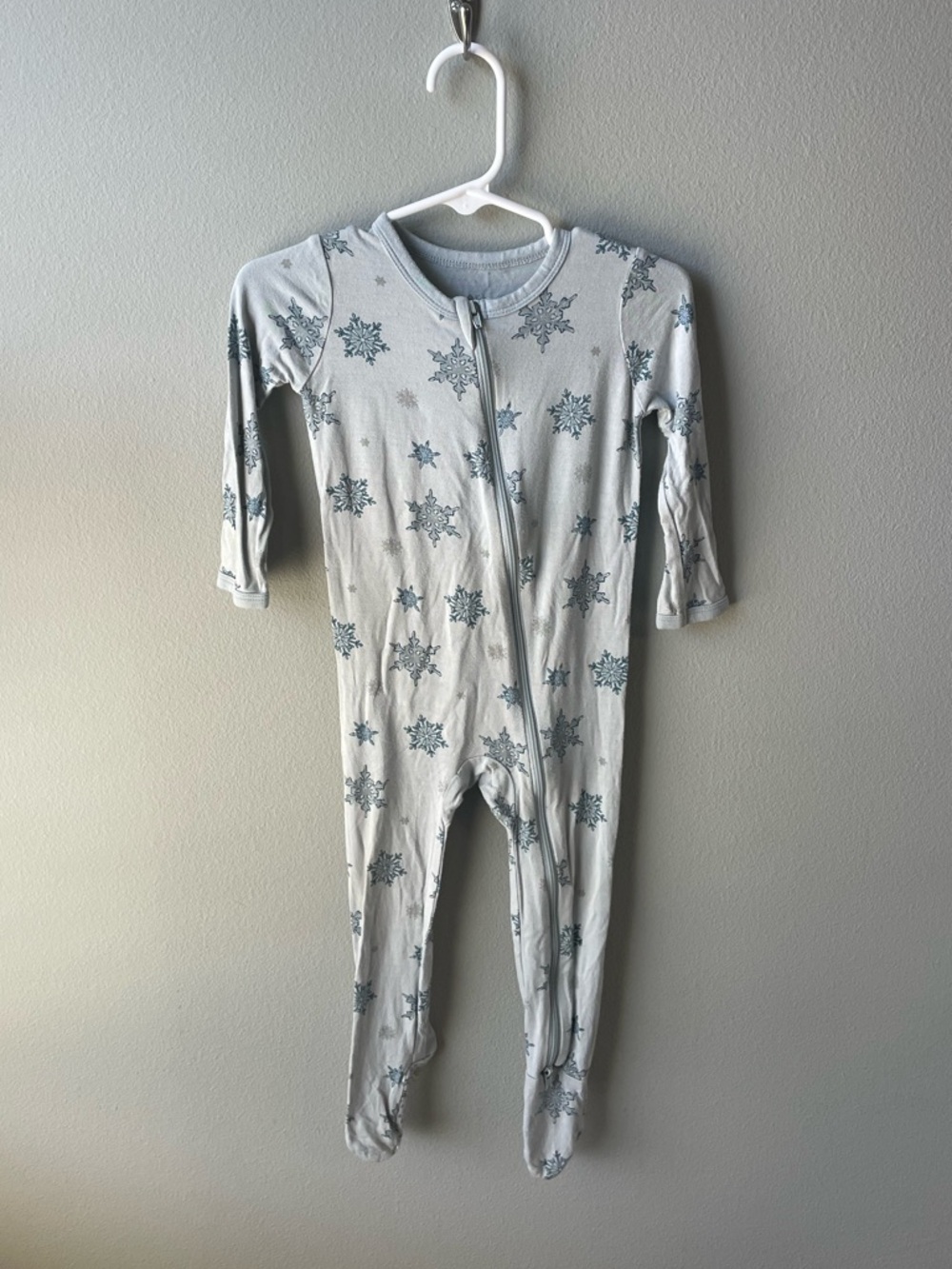 Kyte Baby // Bamboo Blue Snowflake Pattern Zippy Sleeper